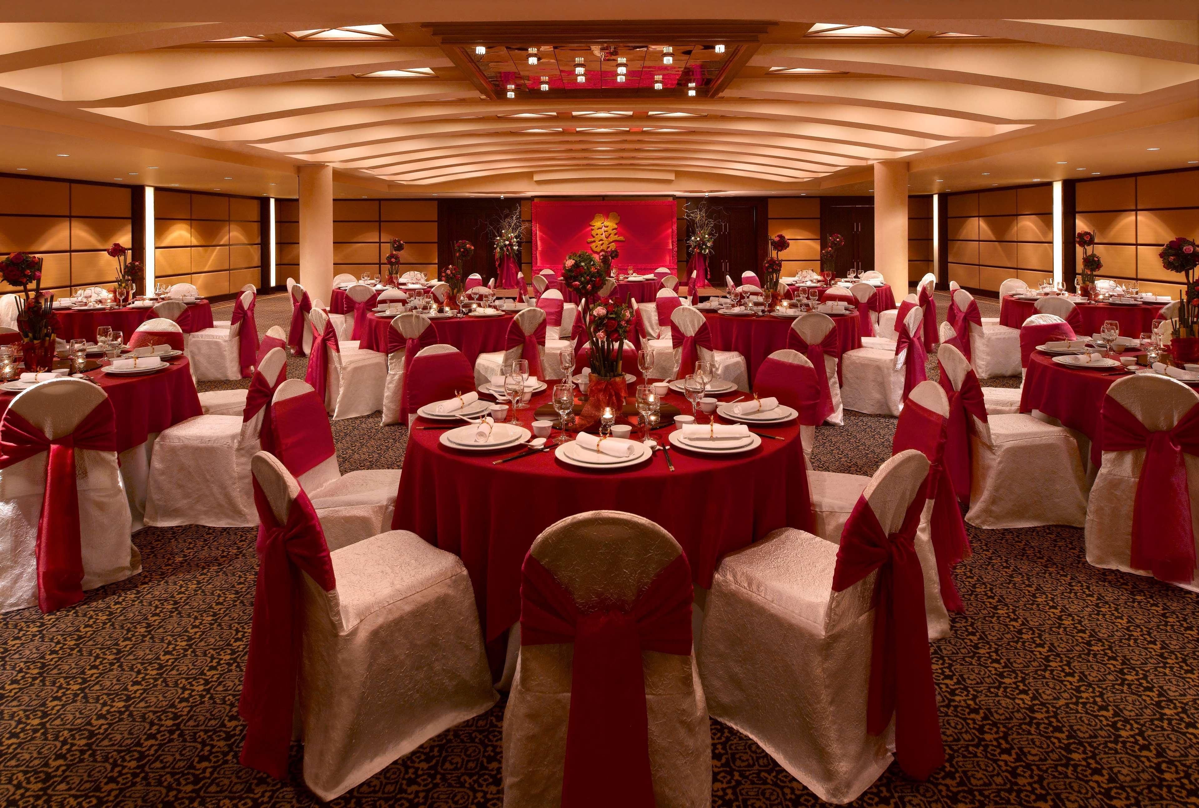 Hyatt Regency Kinabalu Otel Kota Kinabalu Dış mekan fotoğraf A wedding reception at the Mandarin Oriental, Hong Kong