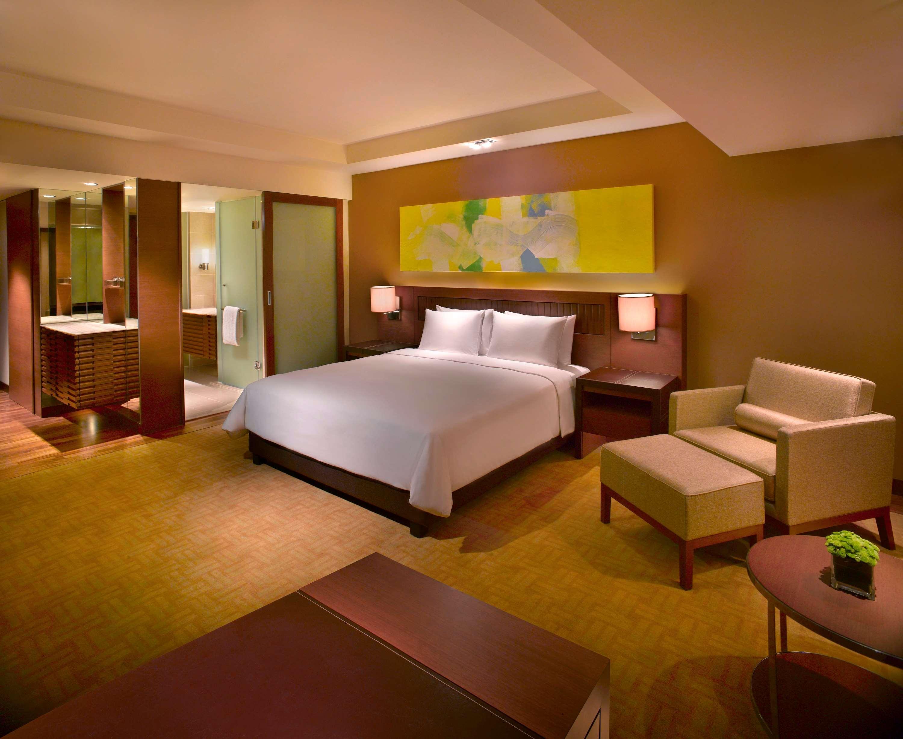 Hyatt Regency Kinabalu Otel Kota Kinabalu Dış mekan fotoğraf A room at the hotel