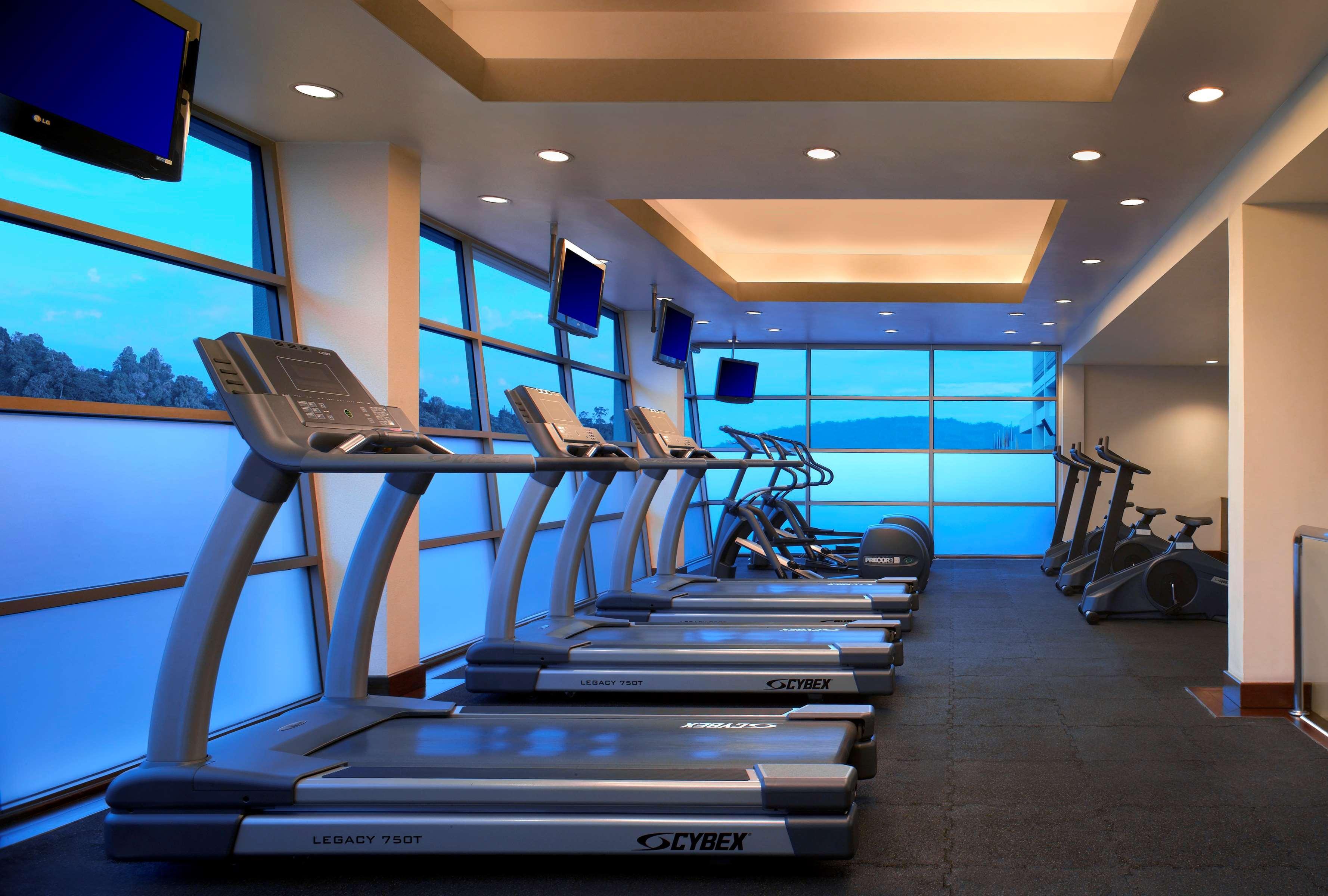 Hyatt Regency Kinabalu Otel Kota Kinabalu Dış mekan fotoğraf The gym at the Westin
