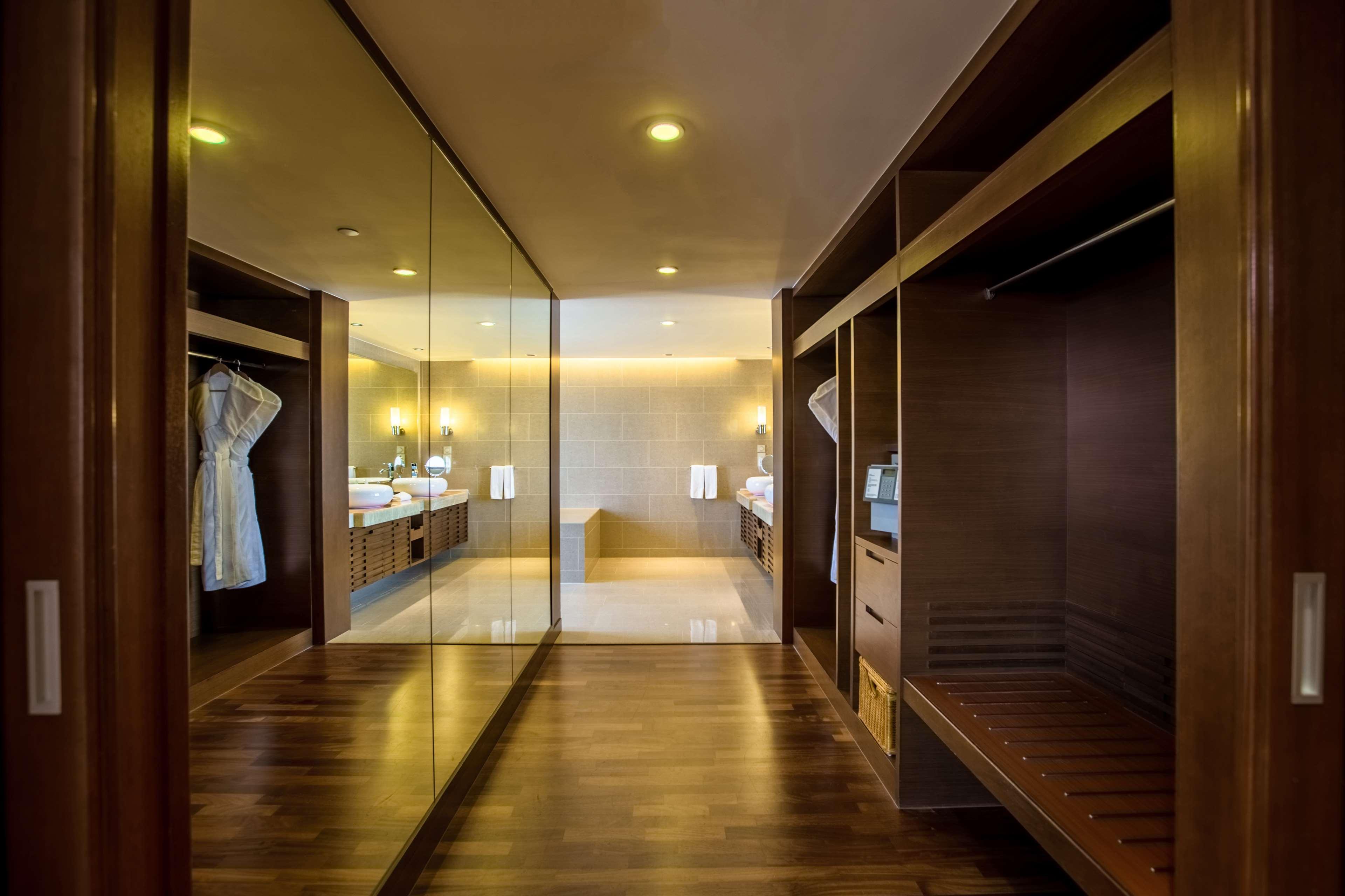 Hyatt Regency Kinabalu Otel Kota Kinabalu Dış mekan fotoğraf A walk-in closet
